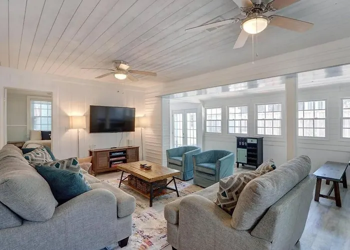 4 Minute Walk To North Beach! Classic Cottage! Tybee Island
